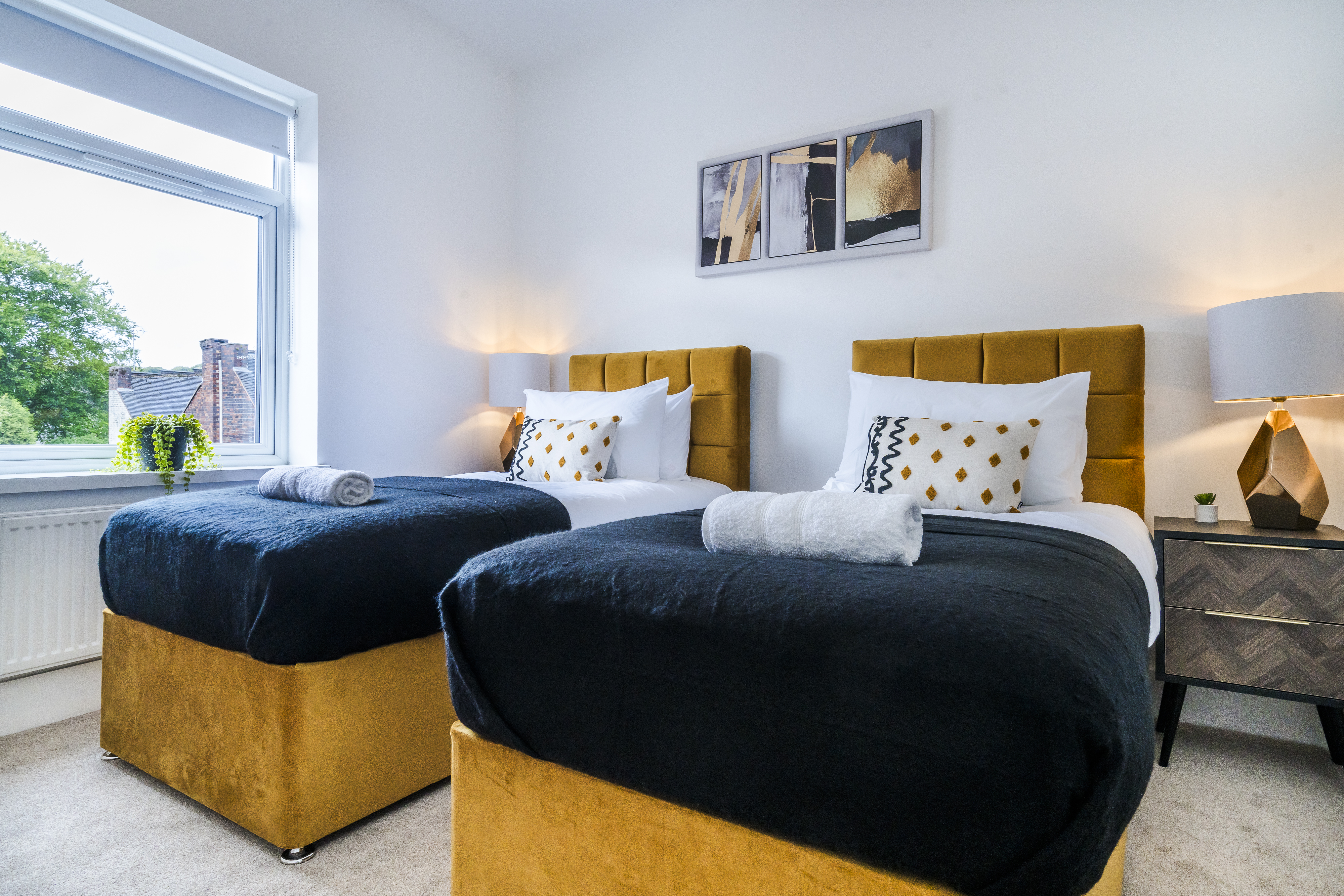 The Weaver bathroom - serviced accommodation Newcastle-under-Lyme